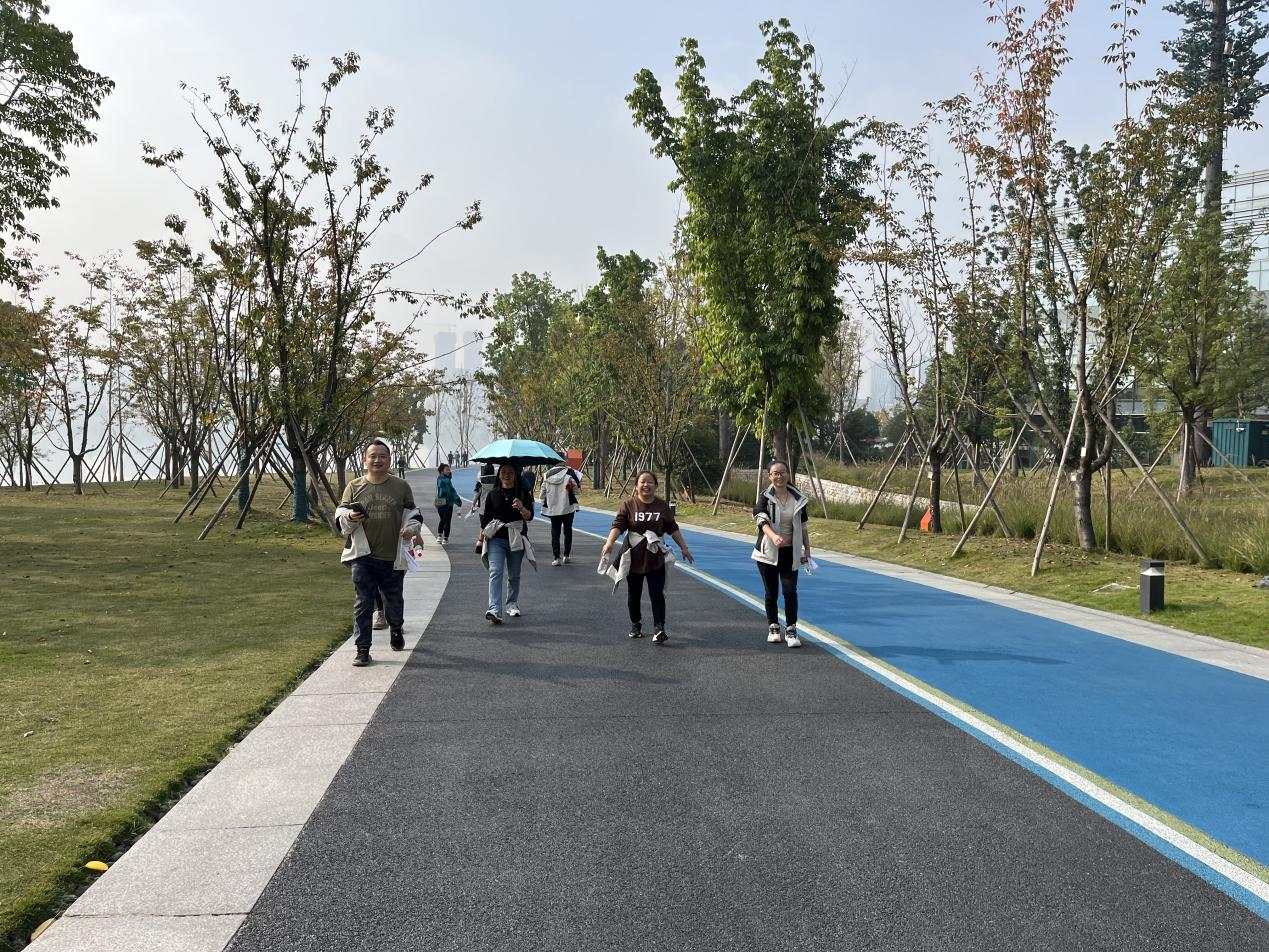 公司开展“走向自然、全民健身”环湖健步走活动 公司开展“走向自然、全民健身”环湖健步走活动