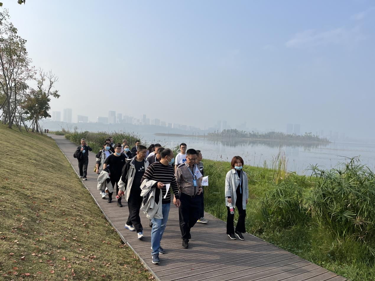 公司开展“走向自然、全民健身”环湖健步走活动 公司开展“走向自然、全民健身”环湖健步走活动